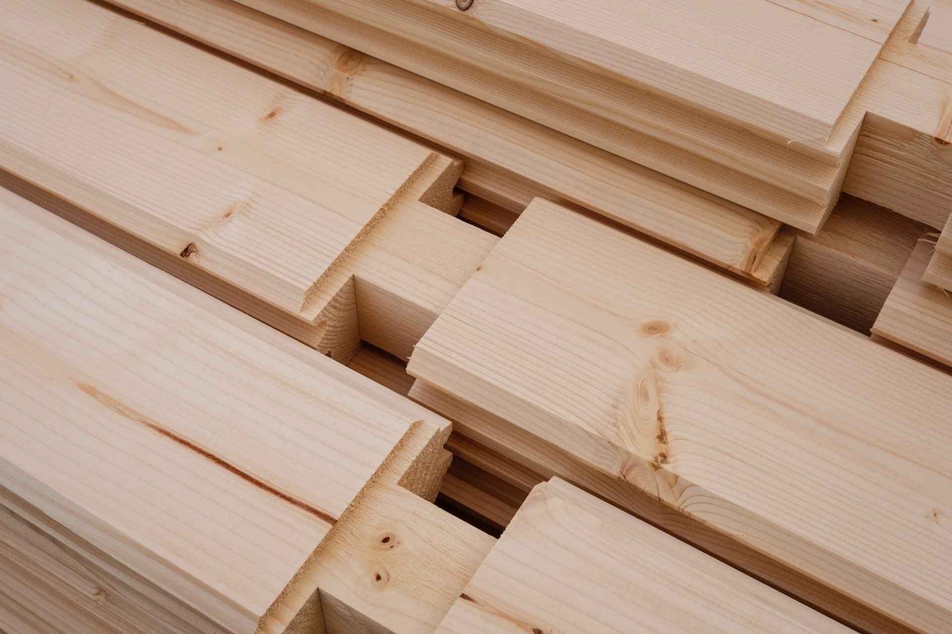 HolzPartner in Rathenow bietet erstklassige Hobelware für Berlin und Brandenburg – ideal für sichtbare Holzoberflächen, den Innenausbau und individuelle Projekte. Profitieren Sie von hochwertig bearbeiteten Hölzern mit glatter Oberfläche und präziser Verarbeitung.