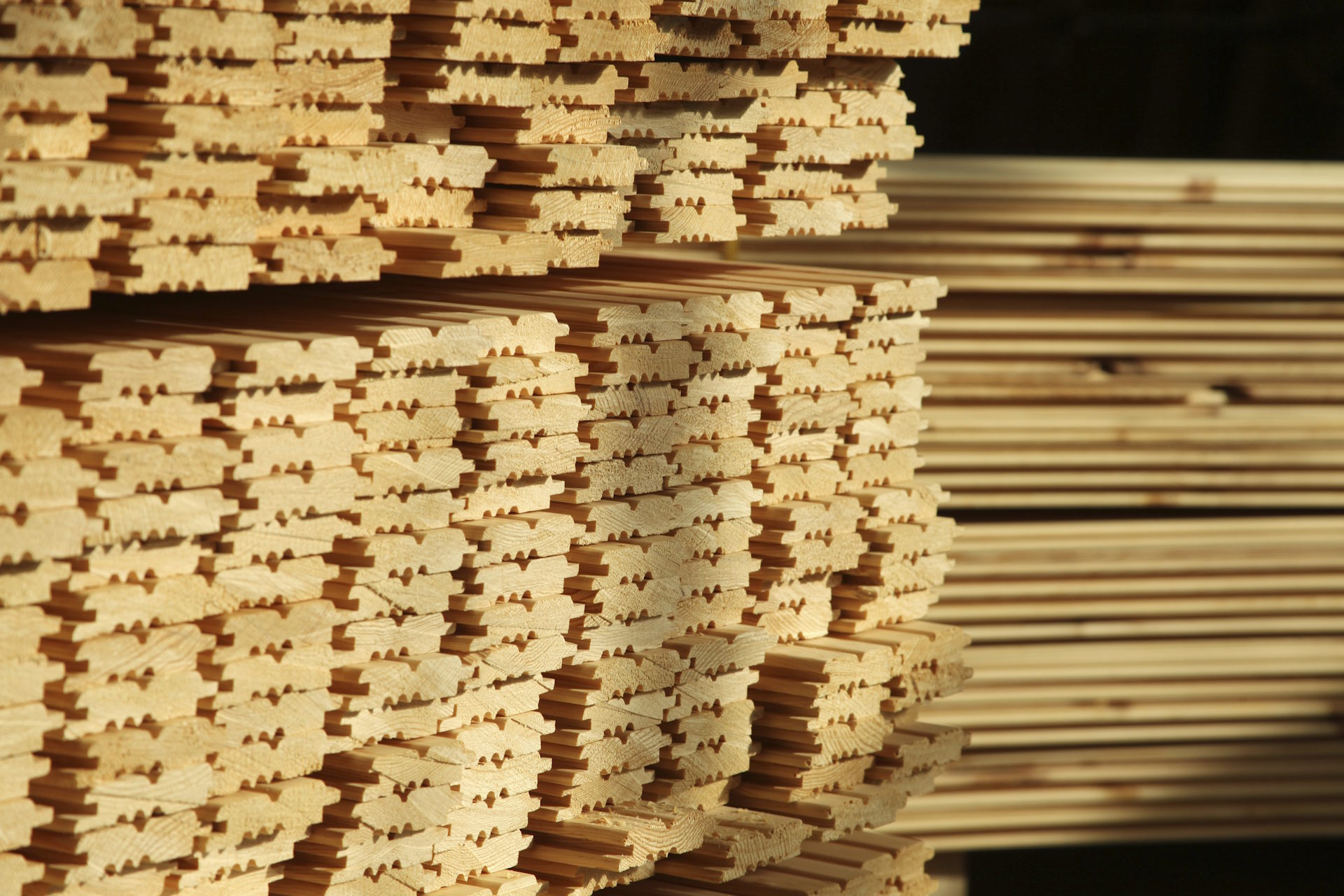 Hobelwaren Die Hobelwaren von HolzPartner in Rathenow überzeugen Kunden aus Berlin und Brandenburg durch präzise Verarbeitung, glatte Oberflächen und hohe Maßhaltigkeit. Ideal für Ausbau, Verkleidungen oder dekorative Holzarbeiten bieten sie Qualität, die sich sehen lassen kann. Bildbeschreibung: Gestapelte, hellgelbe gehobelte Holzprofile mit Nut- und Federverbindung, die dicht nebeneinander aufgereiht sind.