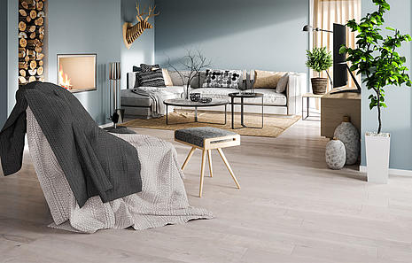 Laminatboden Laminatboden von HolzPartner in Rathenow überzeugt durch Robustheit, Pflegeleichtigkeit und ein modernes Design. Die authentische Holzoptik verleiht jedem Raum eine elegante und freundliche Ausstrahlung – ideal für stilvolles Wohnen in Berlin und Brandenburg. Bildbeschreibung: Modern eingerichtetes Wohnzimmer mit Kamin, heller Einrichtung und hellem Laminatboden, der den Raum weitläufig und gemütlich wirken lässt.