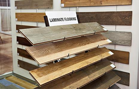 Laminatboden Laminatboden von HolzPartner in Rathenow begeistert mit vielfältigen Designs und langlebiger Qualität – perfekt für jedes Zuhause in Berlin und Brandenburg. Ob modern, klassisch oder rustikal, hier finden Sie den passenden Bodenbelag für Ihre Wohnträume. Bildbeschreibung: Ausstellung mit verschiedenen Laminatboden-Mustern in unterschiedlichen Holzfarben und Strukturen, präsentiert auf einem Verkaufsständer.