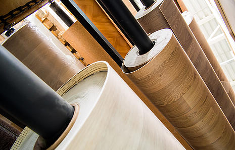Linoleumboden von HolzPartner in Rathenow – die vielseitige und natürliche Bodenlösung für Berlin und Brandenburg. Linoleum ist in vielen Designs und Farben erhältlich, langlebig, pflegeleicht und ideal für Wohn- und Geschäftsräume.  Bildbeschreibung: Verschiedene Linoleumboden-Rollen in Holz- und Natur-Optik in einer Ausstellung.