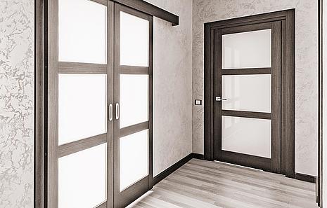 Schiebetür Die Schiebetüren von HolzPartner in Rathenow sind eine platzsparende und elegante Lösung für moderne Wohnräume in Berlin und Brandenburg. Sie kombinieren Funktionalität mit stilvollem Design und schaffen fließende Übergänge zwischen den Räumen. Bildbeschreibung: Schiebetür und Zimmertür aus Holz mit großen Glasflächen in einem hellen Flur mit Holzfußboden.