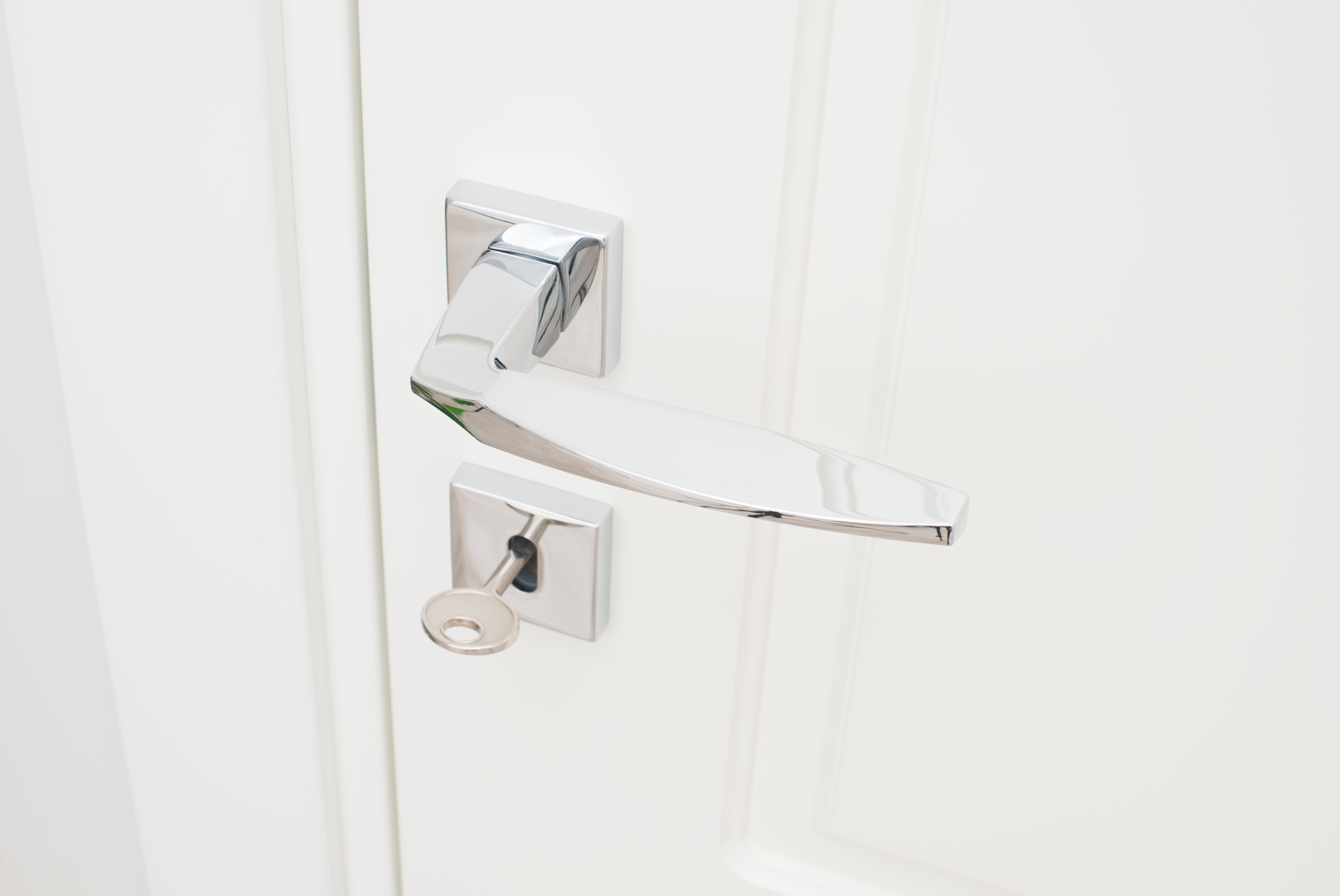 HolzPartner in Rathenow bietet hochwertige Türbeschläge und Zubehör für Berlin und Brandenburg – von modernen Türgriffen bis hin zu funktionalen Schließsystemen. Setzen Sie auf langlebige Qualität und stilvolles Design für Türen, die überzeugen.