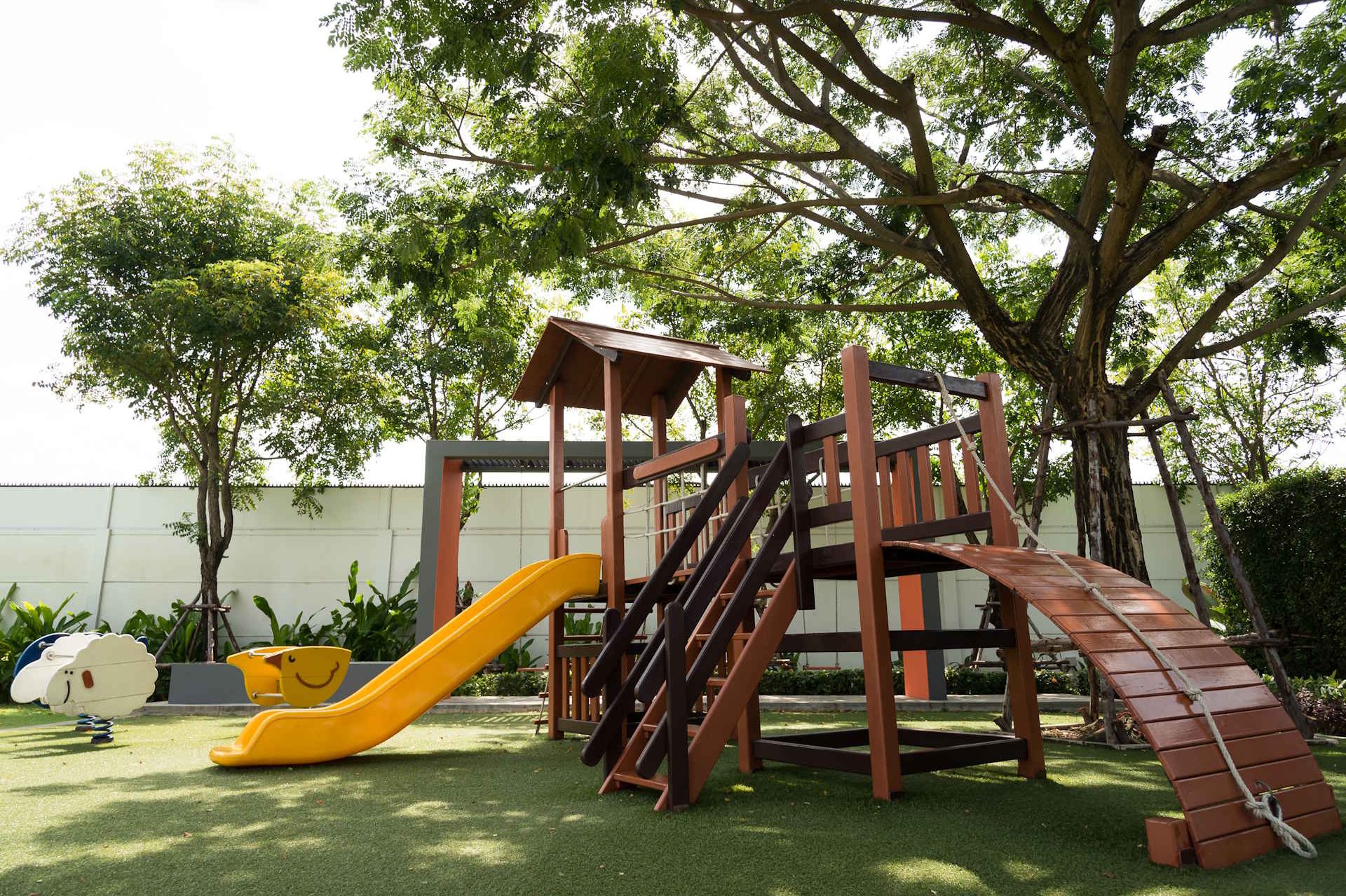 Kinderspielgeräte für den Garten in Berlin & Brandenburg – sichere Schaukeln, Spieltürme und Rutschen aus robustem Holz für grenzenlosen Spielspaß.