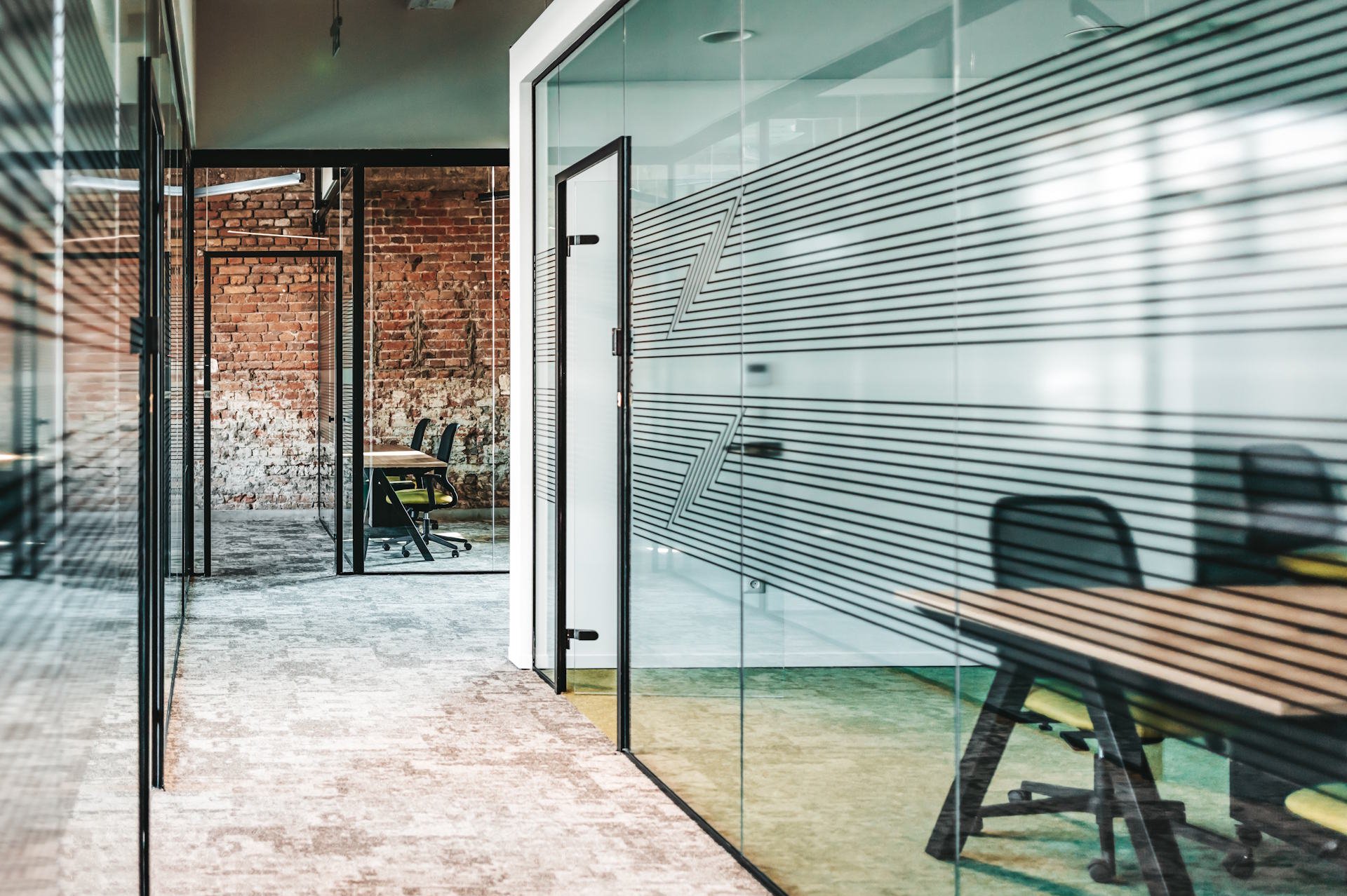 HolzPartner in Rathenow bietet moderne Raumteiler und Glastüren für Berlin und Brandenburg – ideal für lichtdurchflutete Wohn- und Arbeitsbereiche. Mit klaren Linien und stilvollem Design schaffen Sie Offenheit, Struktur und ein elegantes Raumgefühl.