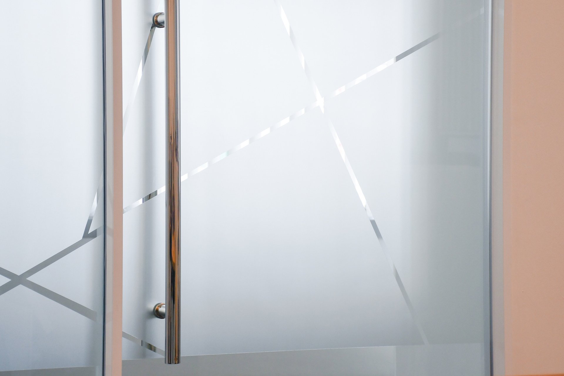 Glastüren In der Glastüren Ausstellung von HolzPartner in Rathenow entdecken Kunden aus Berlin und Brandenburg vielfältige Designs – von klassisch bis modern. Die Türen überzeugen durch hochwertige Materialien, elegantes Design und lassen Räume heller und großzügiger wirken. Bildbeschreibung: Detailaufnahme einer Glastür mit satiniertem Dekor und modernem Edelstahlgriff.