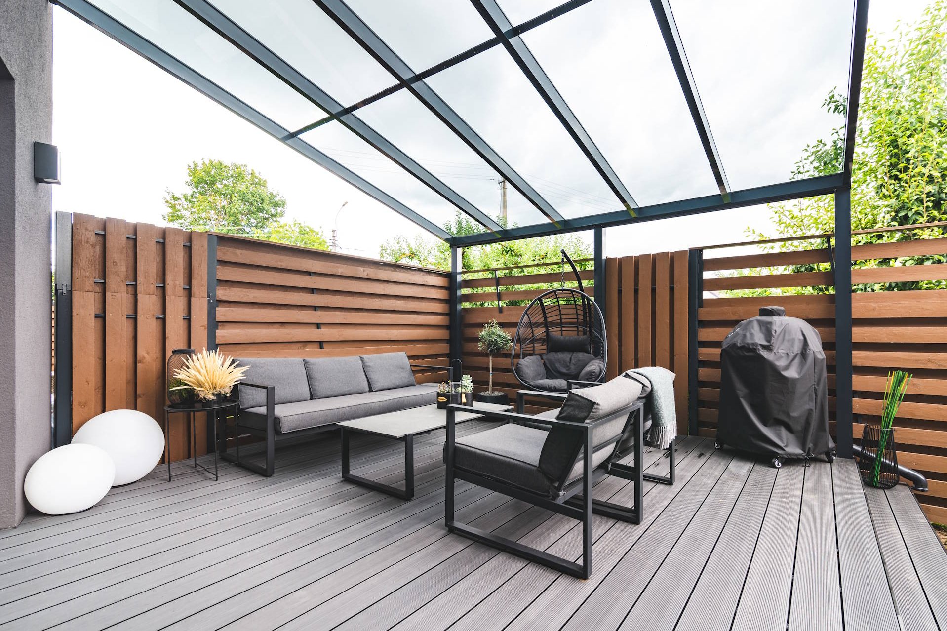 Terrassenüberdachung in Berlin & Brandenburg – wetterfeste Überdachungen aus Holz, Aluminium oder Glas für geschützte Outdoor-Bereiche.